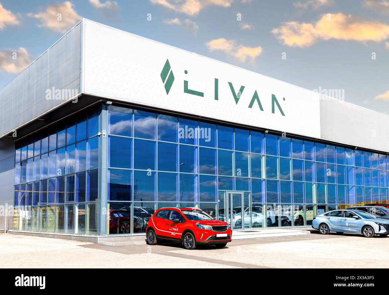 Samara, Russland - 16. April 2024: Autohaus der chinesischen Marke Livan. Offizielles Händlerschild von Livan an der Wand des Bürogebäudes Stockfoto