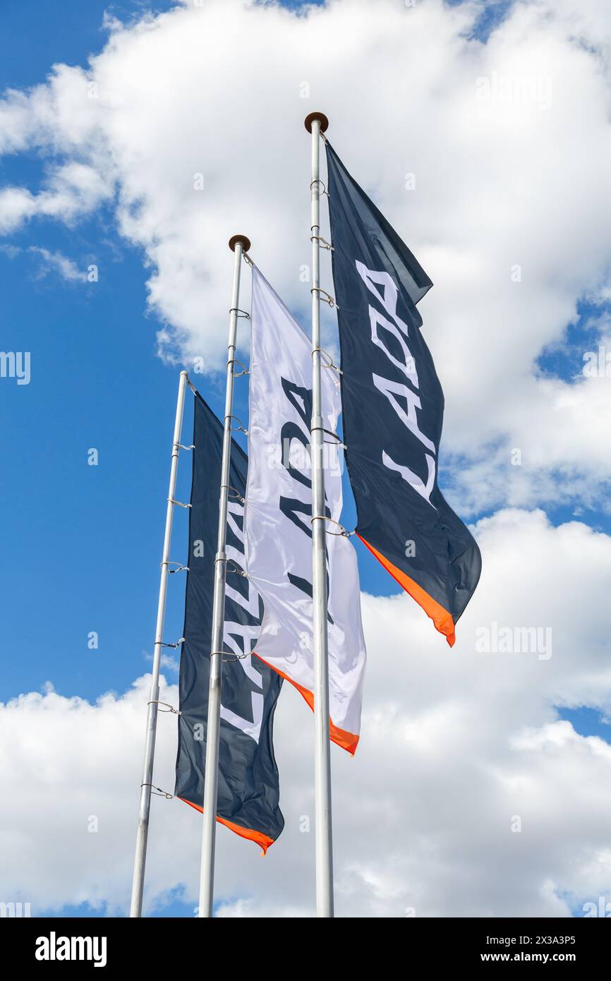 Samara, Russland - 16. April 2024: Lada-Händlerflaggen vor blauem Himmel Stockfoto