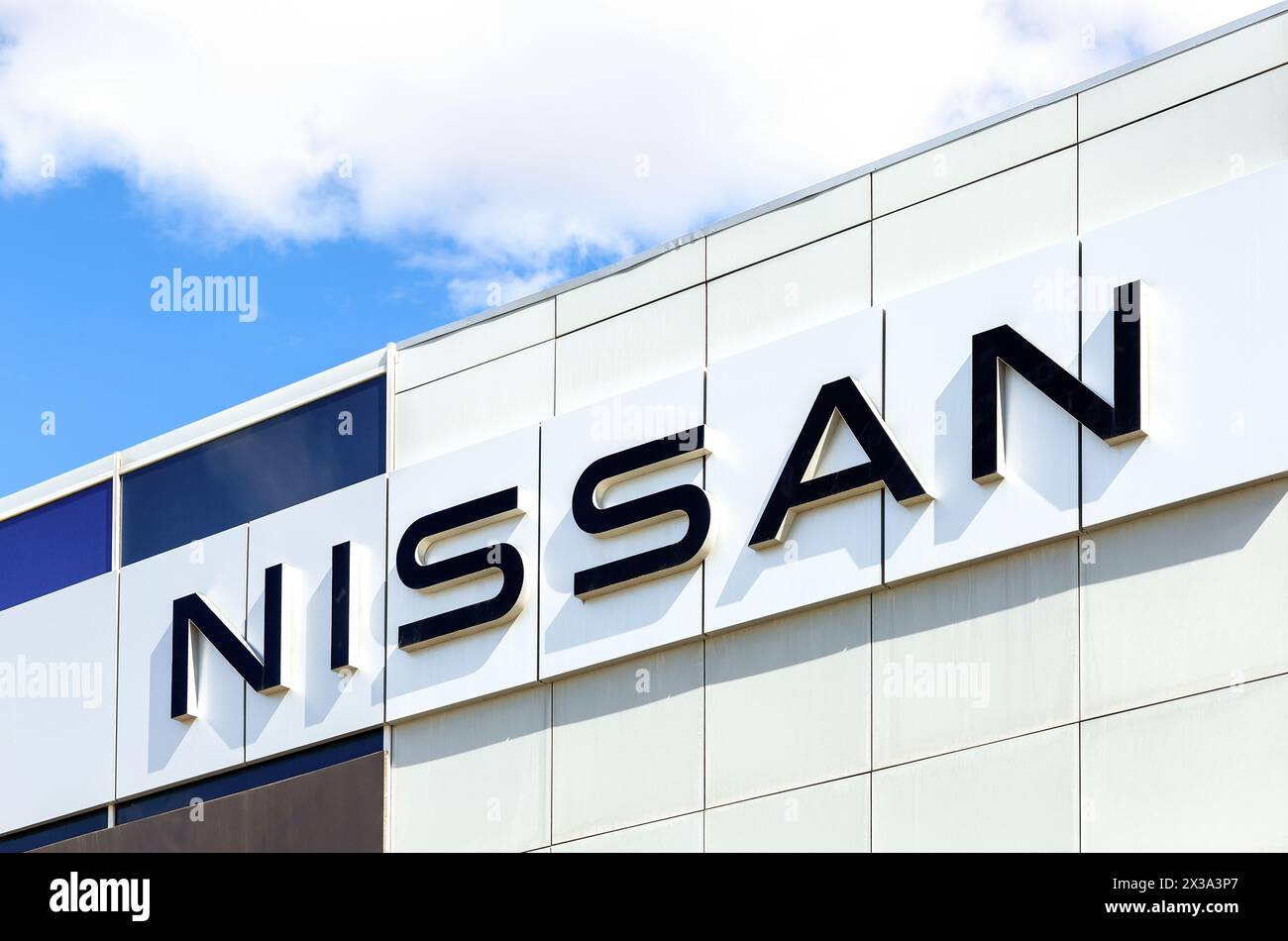 Samara, Russland - 16. April 2024: Offizielles Händlerzeichen von Nissan an der Wand des Bürogebäudes. Nissan ist ein japanischer multinationaler Automobilhersteller Stockfoto