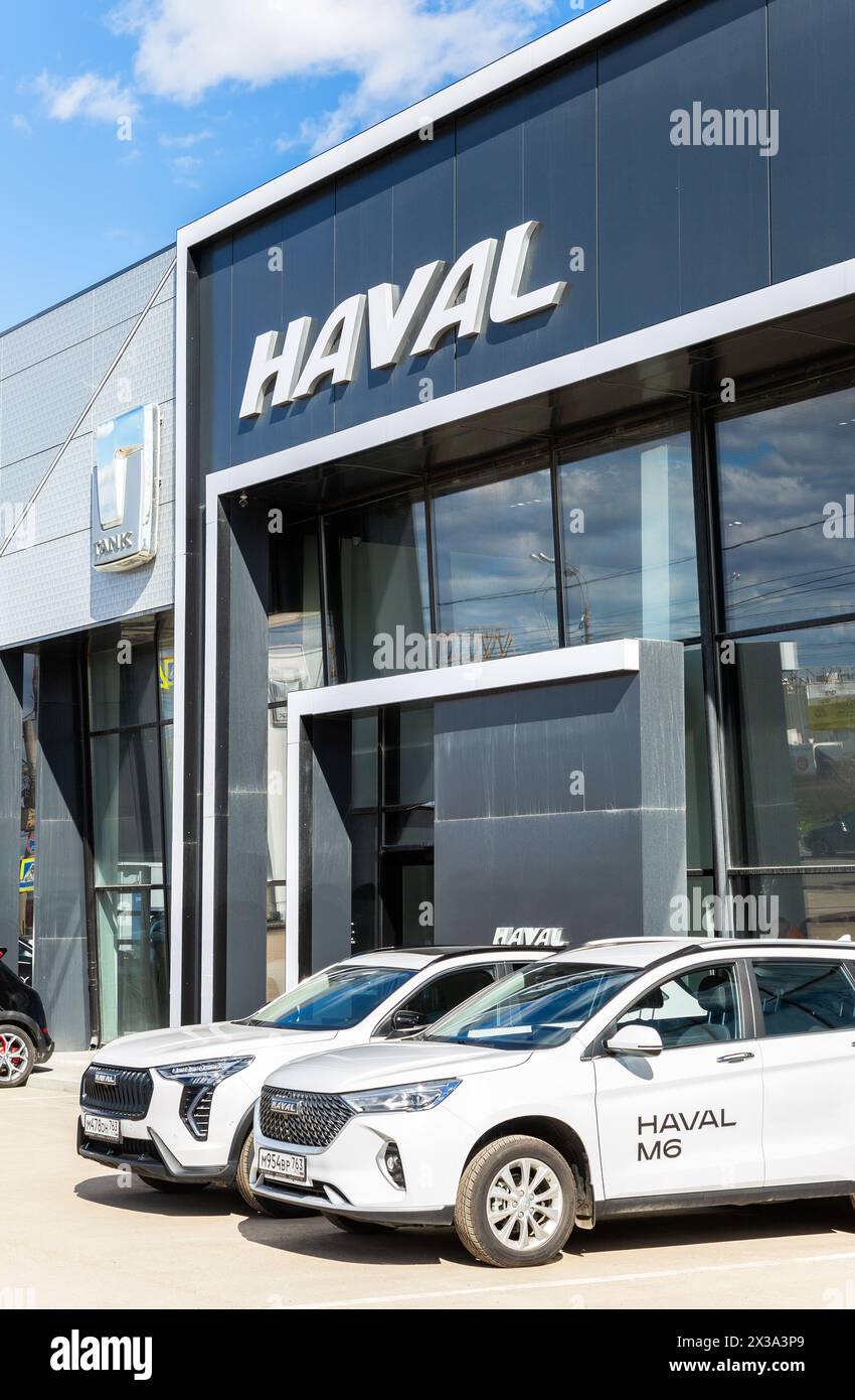 Samara, Russland - 16. April 2024: Haval Vehicles neben dem Büro des offiziellen Händlers Haval. Chinesischer Automobilhersteller Stockfoto
