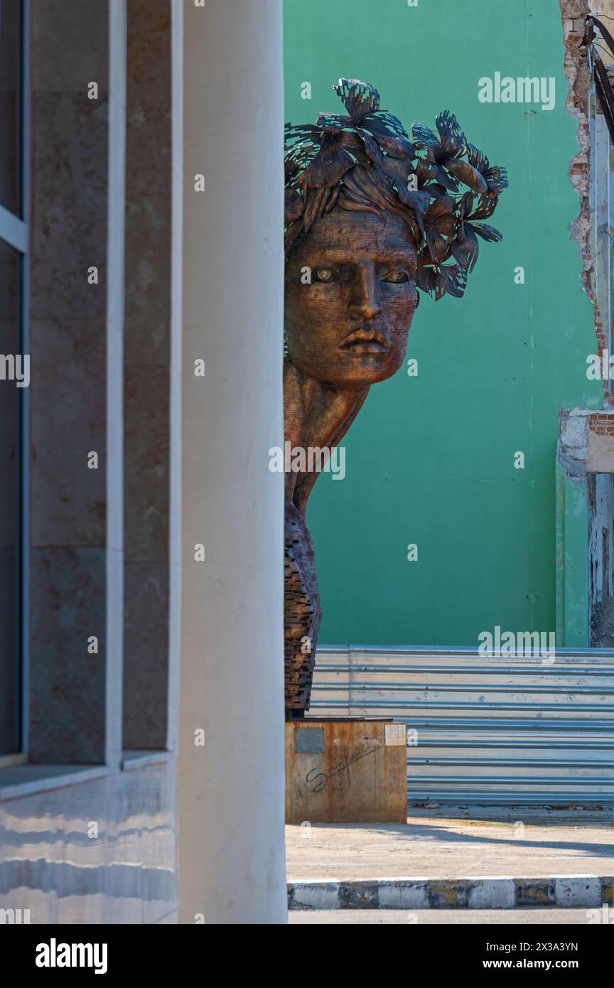 Eine große Stahlskulptur mit dem Titel Primavera direkt neben dem Malecon an der Küste in Havanna, Kuba. Stockfoto