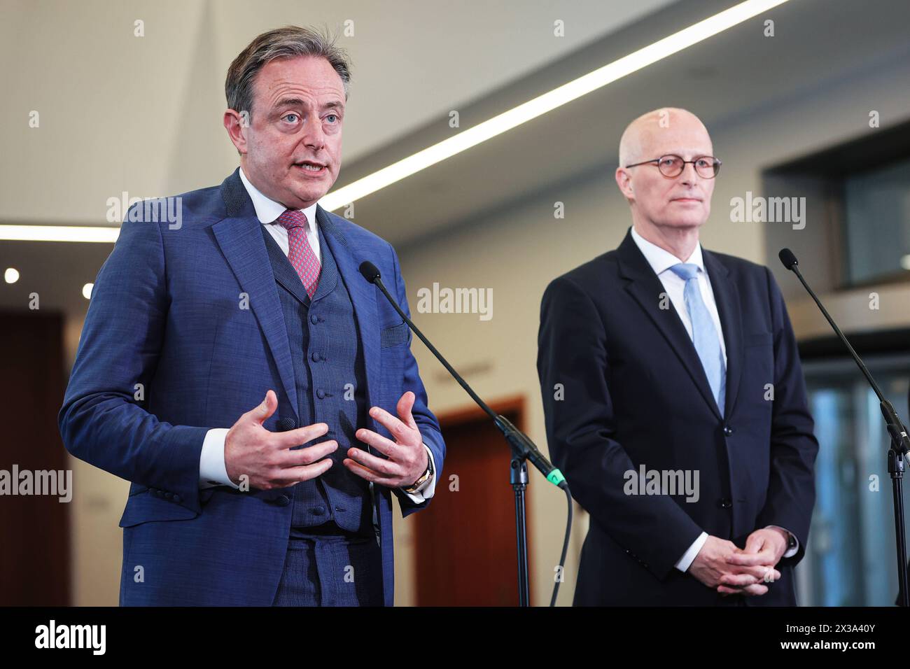 Bart de Wever, Dr. Peter Tschentscher während des Statements beim Pressetermin im Innenministerium zur Bekämpfung organisierter Drogenkriminalität, 25.4,2024, Bundesministerium des Innern und für Heimat, Berlin, Deutschland *** Bart de Wever, Dr. Peter Tschentscher während der Rede auf der Presseveranstaltung im Innenministerium zur Bekämpfung der organisierten Drogenkriminalität, 25 4 2024, Bundesministerium des Innern und des Innern, Berlin, Deutschland kreativmedia drogenkriminalitaet 26 Stockfoto