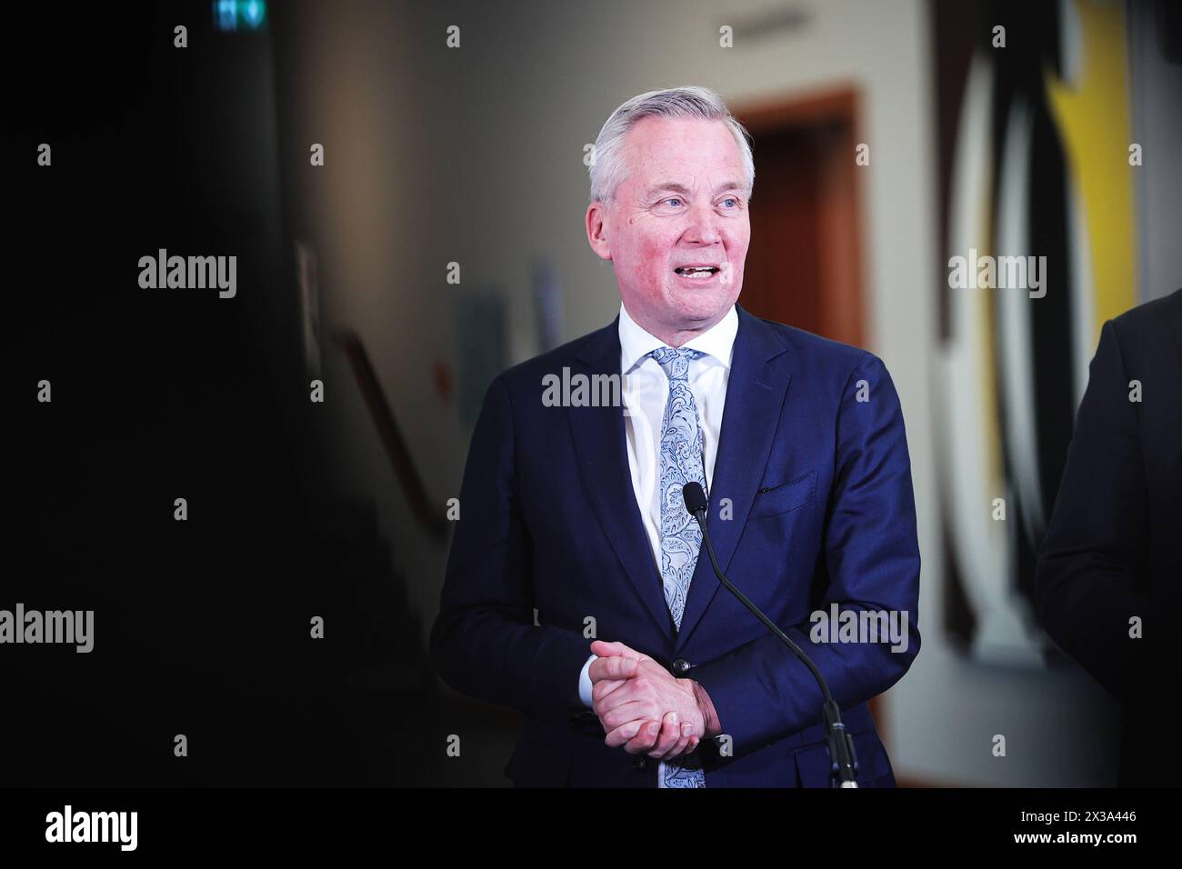 Eric van der Burg während des Statements beim Pressetermin im Innenministerium zur Bekämpfung organisierter Drogenkriminalität, 25.4,2024, Bundesministerium des Innern und für Heimat, Berlin, Deutschland *** Eric van der Burg während der Presseveranstaltung im Innenministerium zur Bekämpfung der organisierten Drogenkriminalität, 25 4 2024, Bundesministerium des Innern und des Innern, Berlin, Deutschland kreativmedia drogenkriminalitaet 19 Stockfoto