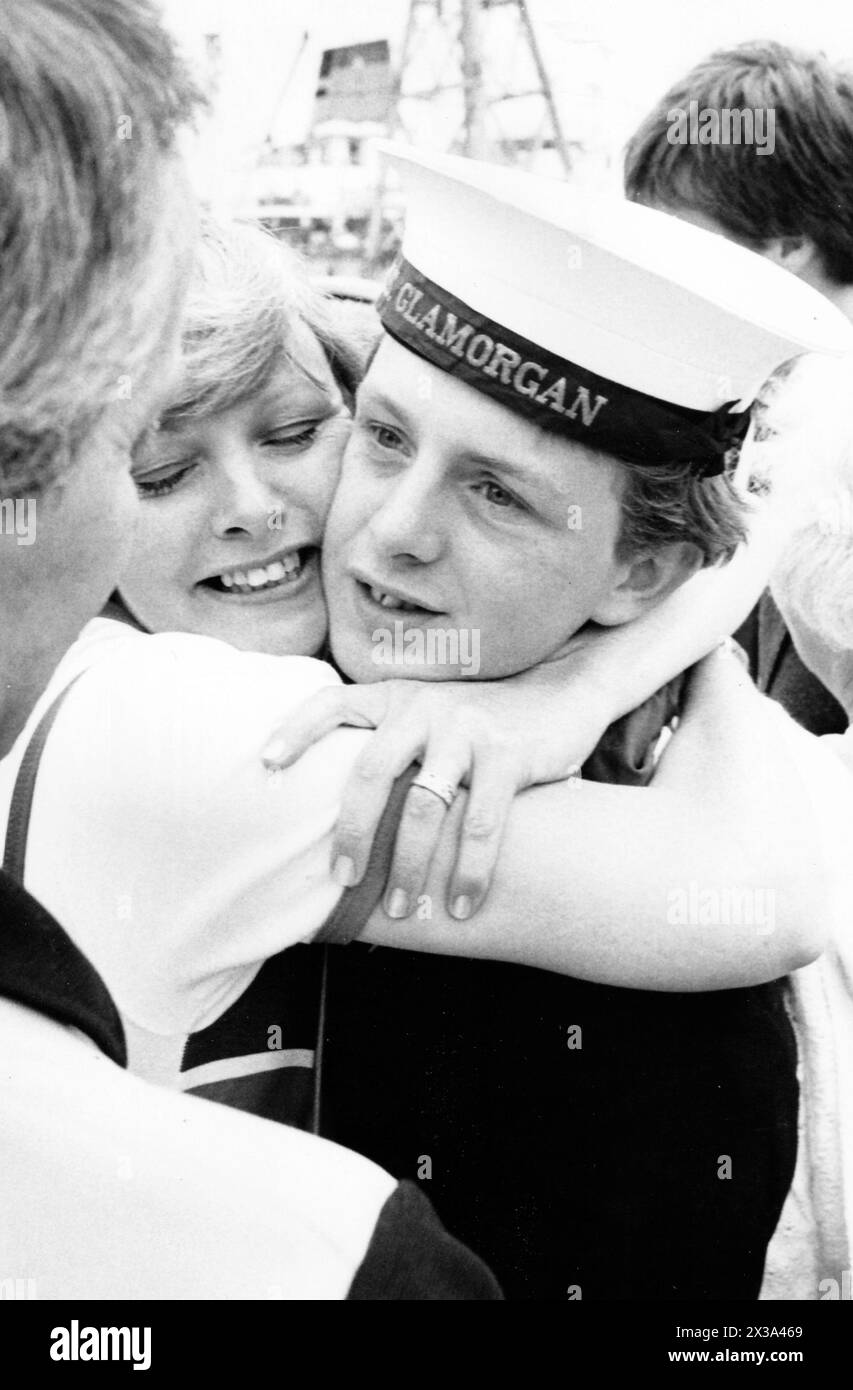 DIANE HUFFEE VON STOWMARKET UMARMT IHREN 18-JÄHRIGEN SOHN NICHOLAS, ALS ER AN BORD DER HMS GLAMORGAN 1982 PIC MIKE WALKER 1982 NACH PORTSMOUTH ZURÜCKKEHRT Stockfoto