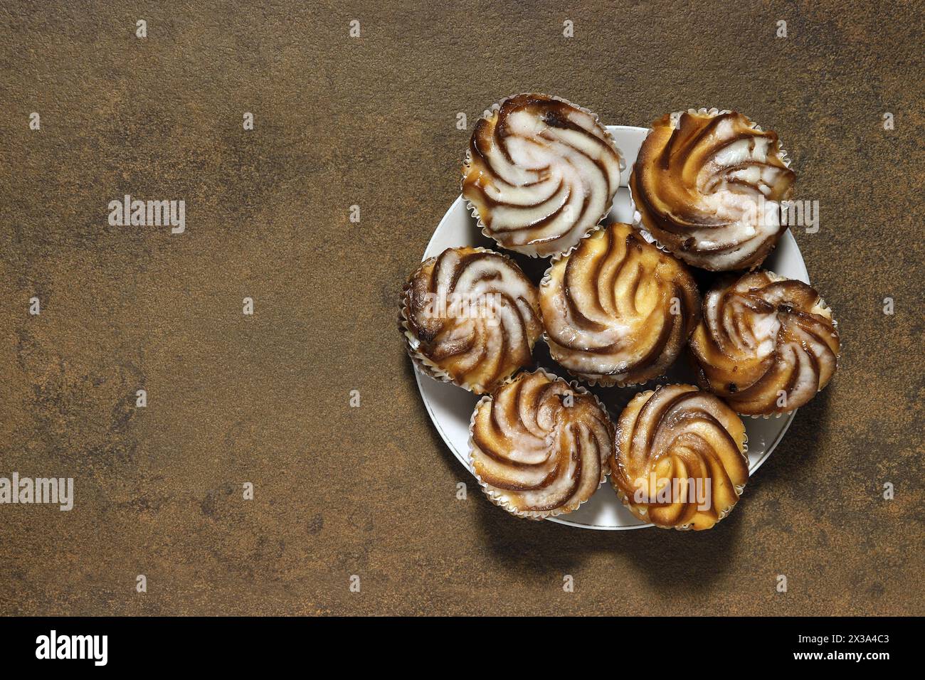 Bild von runden Kuchen mit Hüttenkäse-Füllung auf einer Untertasse. Draufsicht. Stockfoto