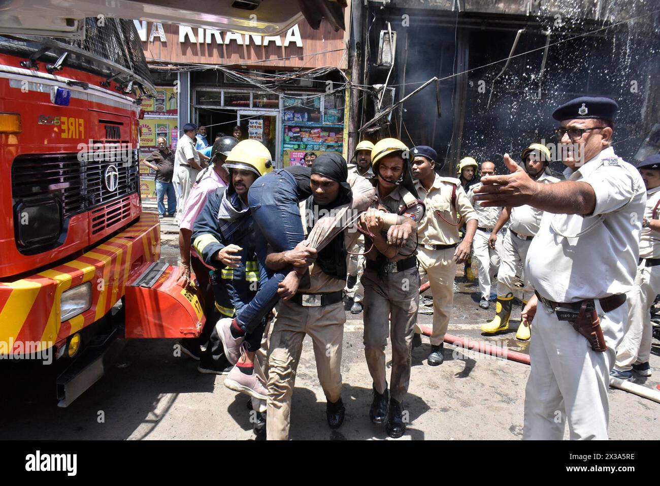 Patna, Indien. April 2024. PATNA, INDIEN - 25. APRIL 2024: Feuerwehrleute retten Verletzte nach einem Brand im PAL Hotel in der Nähe des Bahnhofs Patna Junction in Patna, Indien. Mindestens sechs Menschen wurden getötet und 18 kämpfen in einem Feuer um das Leben im Krankenhaus. Das Feuer brach im PAL Hotel aus und breitete sich bald auf angrenzende Gebäude aus, bevor es gelöscht wurde. (Foto: Santosh Kumar/Hindustan Times/SIPA USA) Credit: SIPA USA/Alamy Live News Stockfoto
