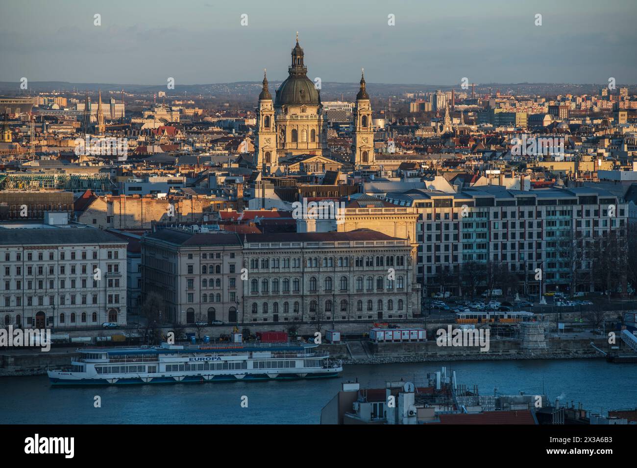 Budapest: Panoramablick auf die Stadt mit dem Stephansdom. Ungarn Stockfoto