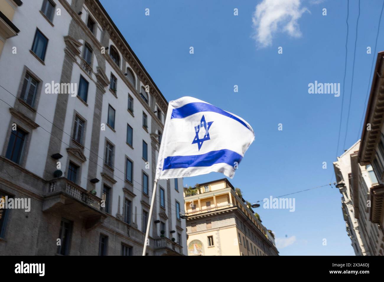 Mailand, Italien. April 2024. Die israelische Flagge wird während der Demonstration zum 81. Jahrestag des Befreiungstages gezeigt. Am 25. April 1945 starteten italienische Partisanen einen massiven Aufstand gegen das faschistische Regime und die Nazi-Besatzung, der den Tag der Befreiung von der faschistischen und nationalsozialistischen Kontrolle feierte. (Foto: Mairo Cinquetti/SOPA Images/SIPA USA) Credit: SIPA USA/Alamy Live News Stockfoto