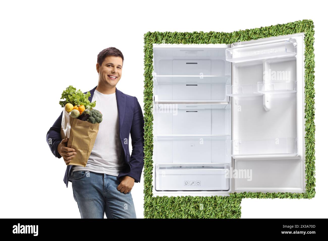 Junger Mann, der eine Einkaufstasche hält und sich auf einen grünen umweltfreundlichen Kühlschrank gestützt hat, der auf weißem Hintergrund isoliert ist Stockfoto