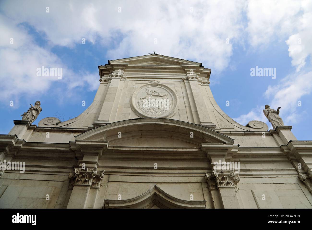 Fassadendetail der barocken Kirche St. Mary of Suffrage in Ravenna Stockfoto