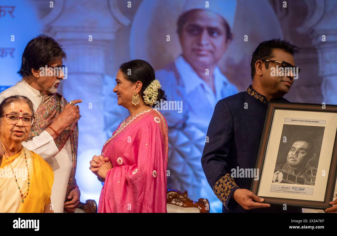 Mumbai, Indien. April 2024. MUMBAI, INDIEN - 24. APRIL: Schauspieler Amitabh Bachchan wird vom Sänger Usha Mangeshkar während der Deenanath Mangeshkar Awards-Zeremonie am 24. April 2024 in Mumbai, Indien, mit dem Lata Deenanath Mangeshkar Award ausgezeichnet. Die Schauspieler Padmini Kolhapure und der Komponist AR Rahman sind ebenfalls zu sehen. (Foto: Satish Bate/Hindustan Times/SIPA USA) Credit: SIPA US/Alamy Live News Stockfoto