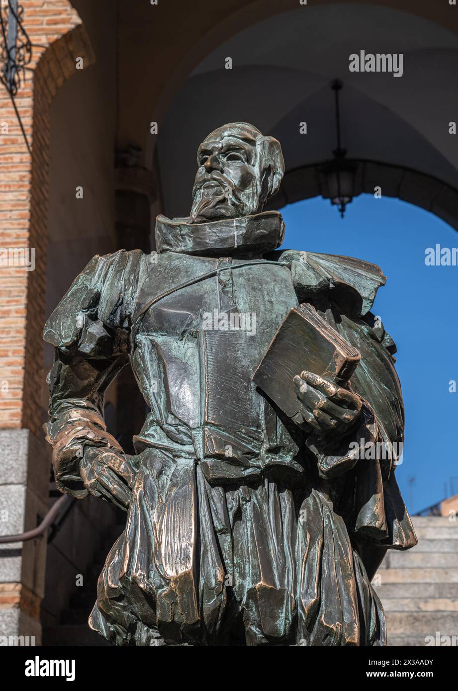 Statue von Cervantes am Arco de la Sangre, einem historischen arabischen Stadttor, ehemals Bab-al-Yayl in der alten Kaiserstadt Toledo in Kastilien La Mancha, Stockfoto