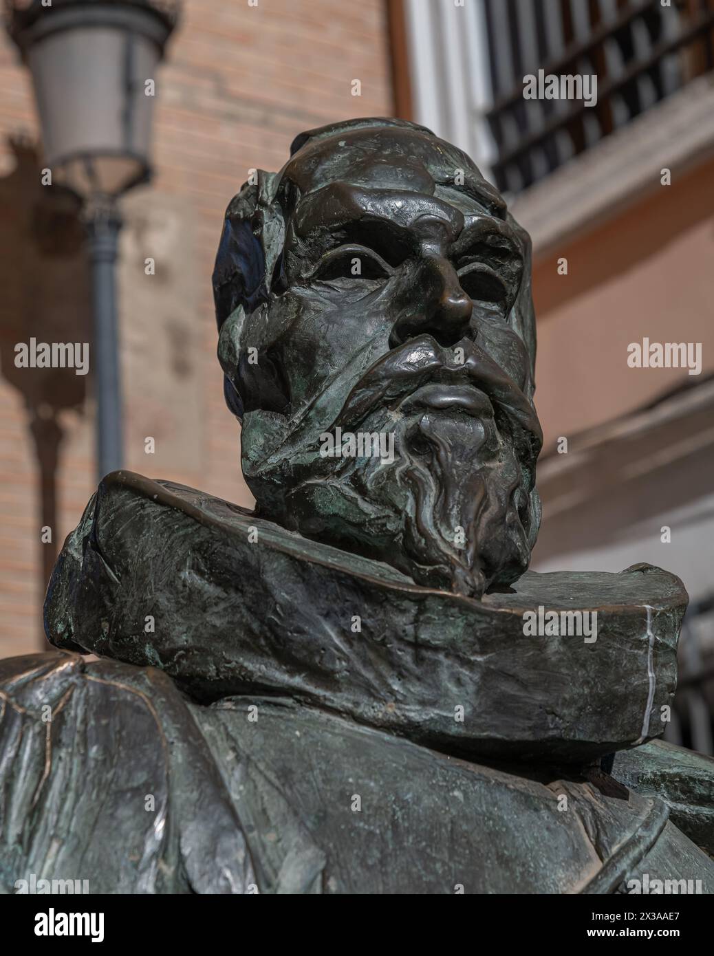 Statue von Cervantes am Arco de la Sangre, einem historischen arabischen Stadttor, ehemals Bab-al-Yayl in der alten Kaiserstadt Toledo in Kastilien La Mancha, Stockfoto