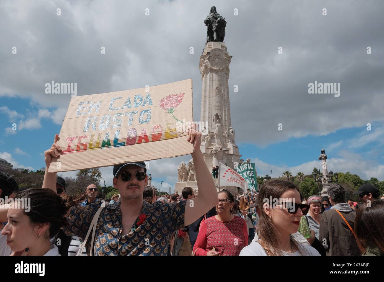 Lissabon, Portugal. April 2024. Die Menschen marschieren durch Lissabon, um den 50. Jahrestag der Nelkenrevolution zu feiern, aber auch um gegen mehrere Themen zu protestieren, mit denen Portugal konfrontiert ist. Die Menschen marschieren die Avenida da Liberdade hinunter nach Praca D. Pedro IV (Rossio), wo kulturelle Momente und Interventionen stattfinden. Die Veranstaltung ist offen für alle und lädt die Öffentlichkeit ein, an den Feierlichkeiten teilzunehmen. Quelle: Atlantico Press/Alamy Live News Stockfoto