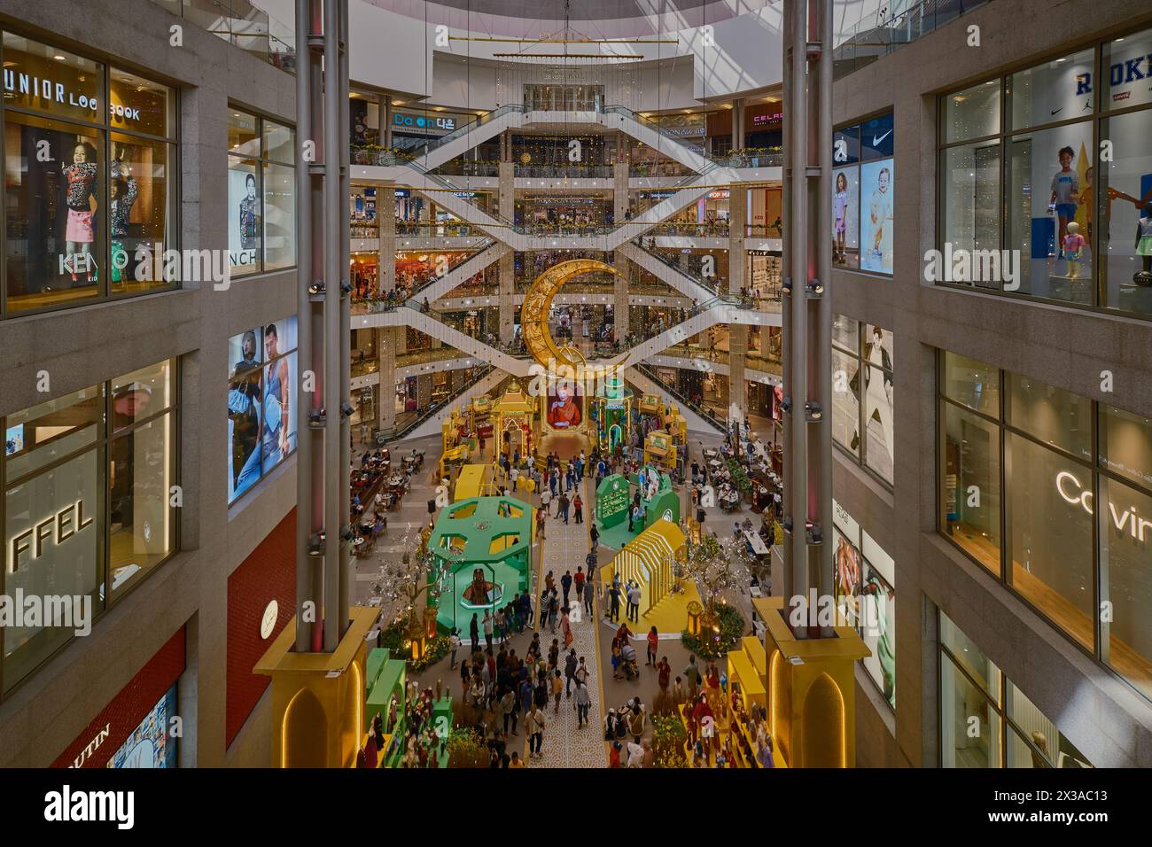 Pavilion Mall Kuala Lumpur, Malaysia auch bekannt als Pavilion KL, ein Einkaufszentrum im Bukit Bintang Viertel. Innenaufnahme bei Eid Al-Fitr Stockfoto