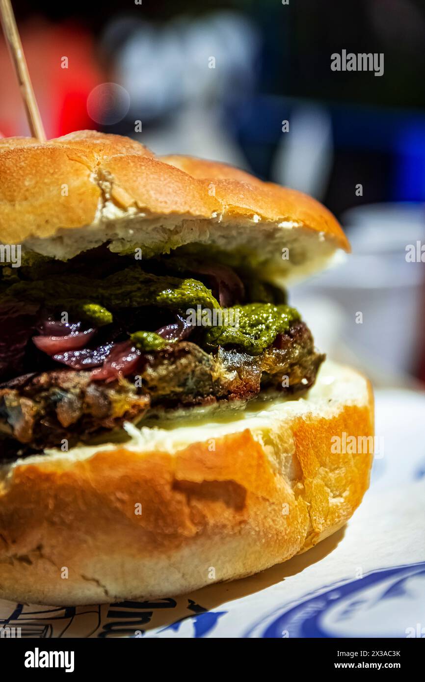 Ein leckeres Fischsandwich mit Gemüse Stockfoto