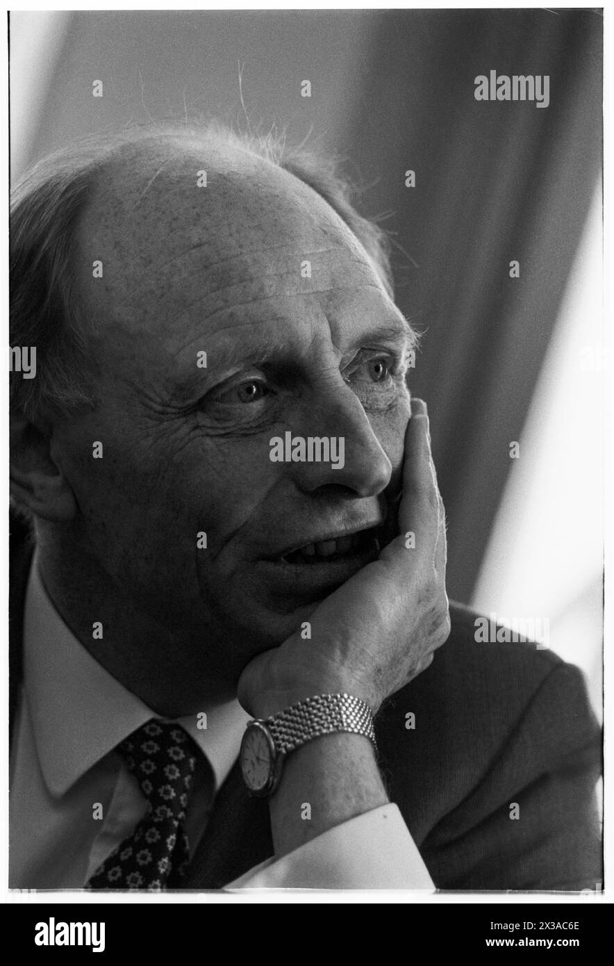 NEIL KINNOCK, EHEMALIGER PARTEIVORSITZENDER DER Labour Party, 1993: Ein Porträt des ehemaligen Parteivorsitzenden Neil Kinnock, aufgenommen am 6. April 1993 in der 1 Parliament Street, London, England, Vereinigtes Königreich. Foto: Rob Watkins. INFO: Dieses Foto wurde anlässlich eines Jahres aufgenommen, seit Neil Kinnock die Parlamentswahlen 1992 verlor, seine zweite Niederlage bei den nationalen Wahlen. Er hatte eine Menge Seelenforschung im Jahr dazwischen gemacht und es hatte sein Auftreten geprägt. Stockfoto