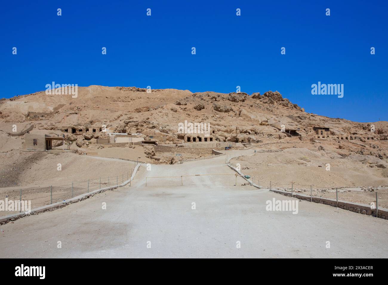 Panoramablick über die Nekropolis von Dra' Abu el-Naga am Westufer von Luxor, Ägypten Stockfoto