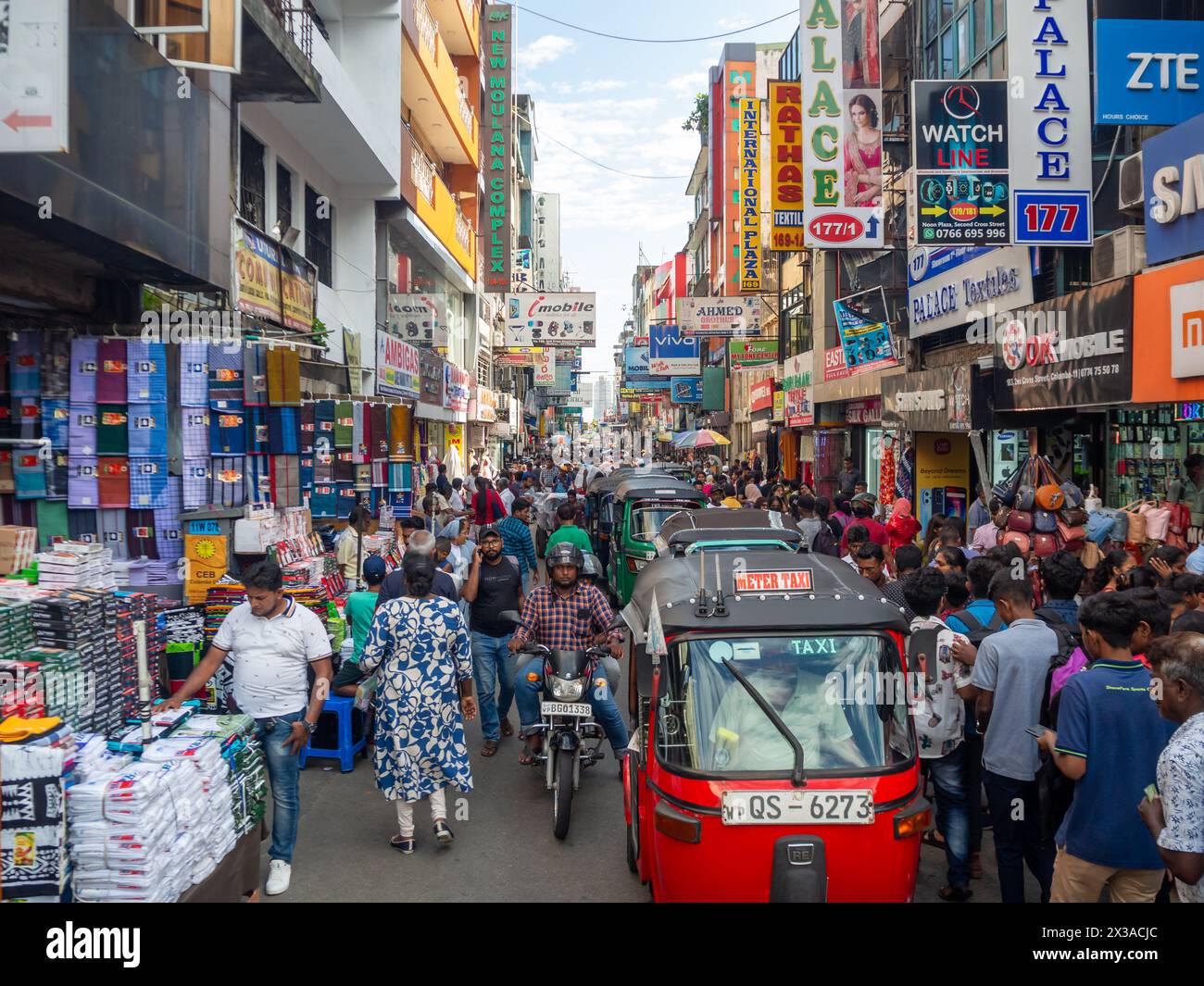 Colombo, Sri Lanka - Sommer 2024: Geschäftiger Straßenmarkt in Ceylon Stockfoto