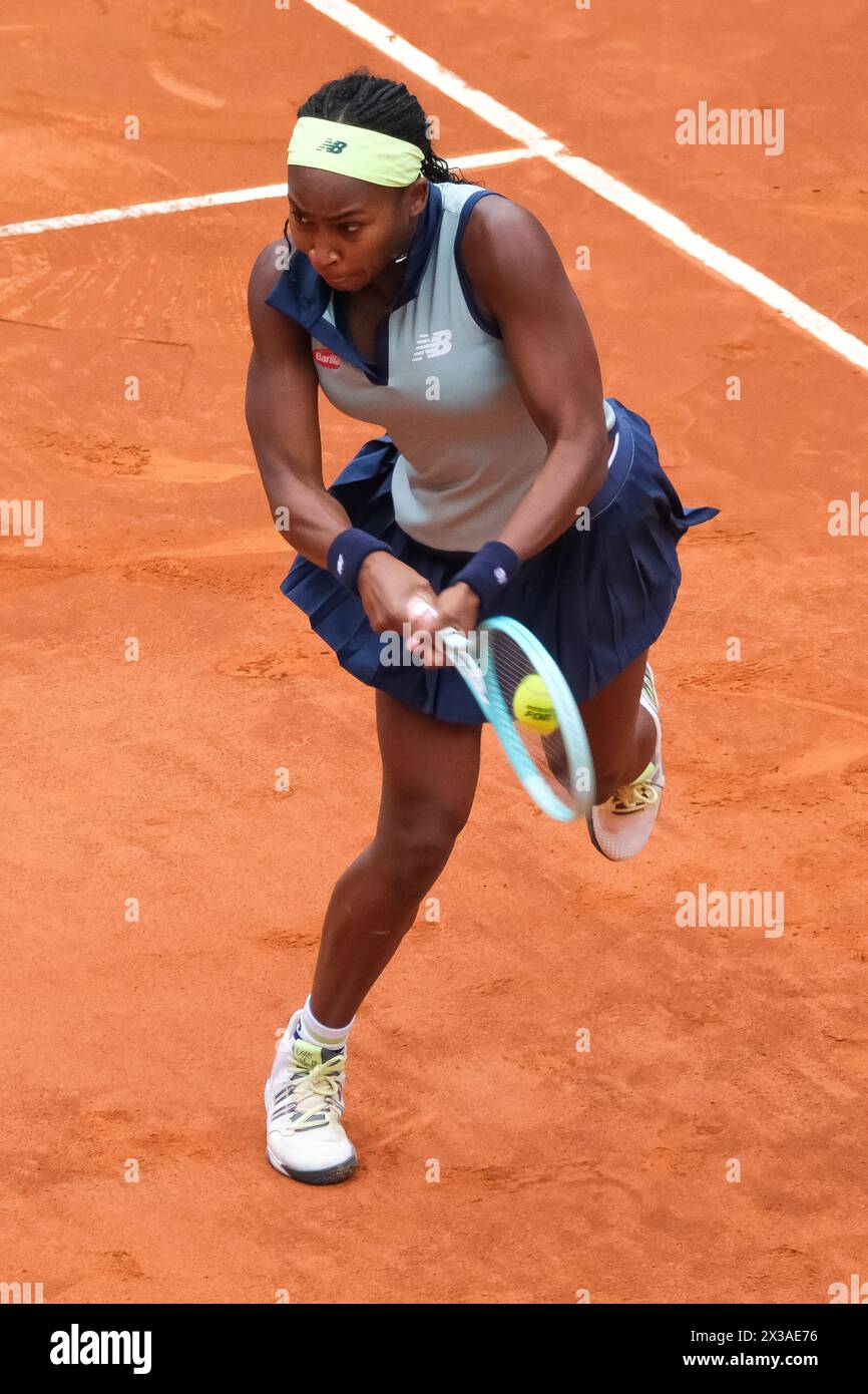 Coco Gauff aus den Vereinigten Staaten spielt am dritten Tag bei den Mutua Madrid Open in La C gegen Arantxa Rus aus den Niederlanden Stockfoto