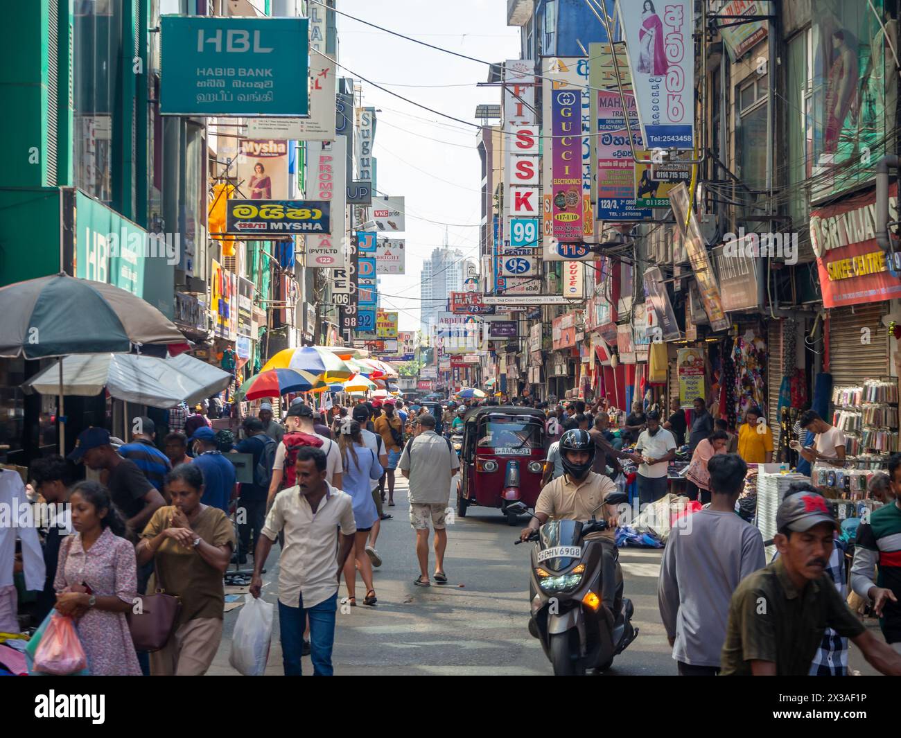 Colombo, Sri Lanka - Sommer 2024: Geschäftiger Straßenmarkt in Ceylon Stockfoto