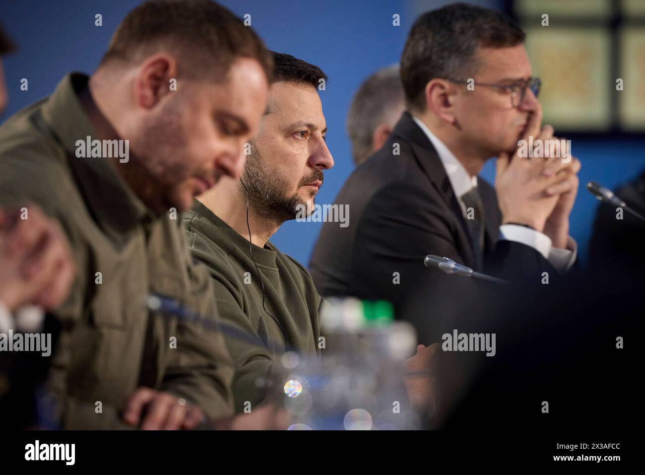 Kiew, Ukraine. April 2024. Der ukrainische Präsident Wolodymyr Zelenskyj, Zentrum, hört während eines Treffens mit Leitern ausländischer Missionen und internationaler Organisationen zu, um den bevorstehenden Globalen Friedensgipfel im Mariinski-Palast am 24. April 2024 in Kiew, Ukraine, zu diskutieren. Kredit: Ukrainischer Ratsvorsitz/Pressestelle Des Ukrainischen Präsidenten/Alamy Live News Stockfoto