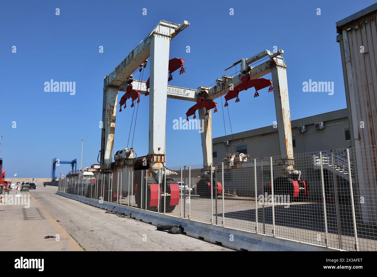 Termoli - Gru su ruote al molo dei cantieri navali Stockfoto