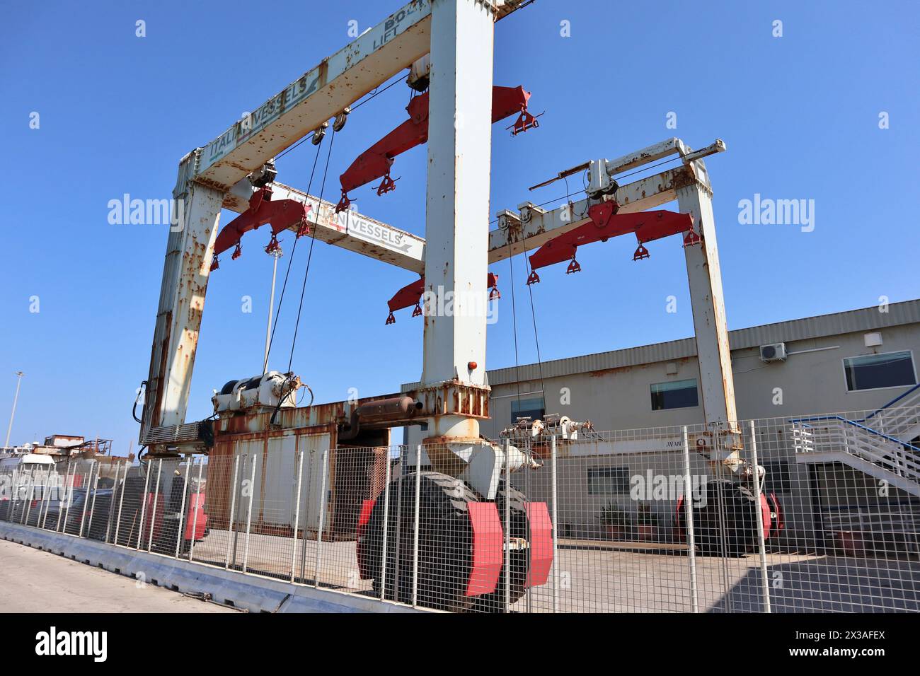 Termoli - Gru su ruote sul molo dei cantieri navali Stockfoto