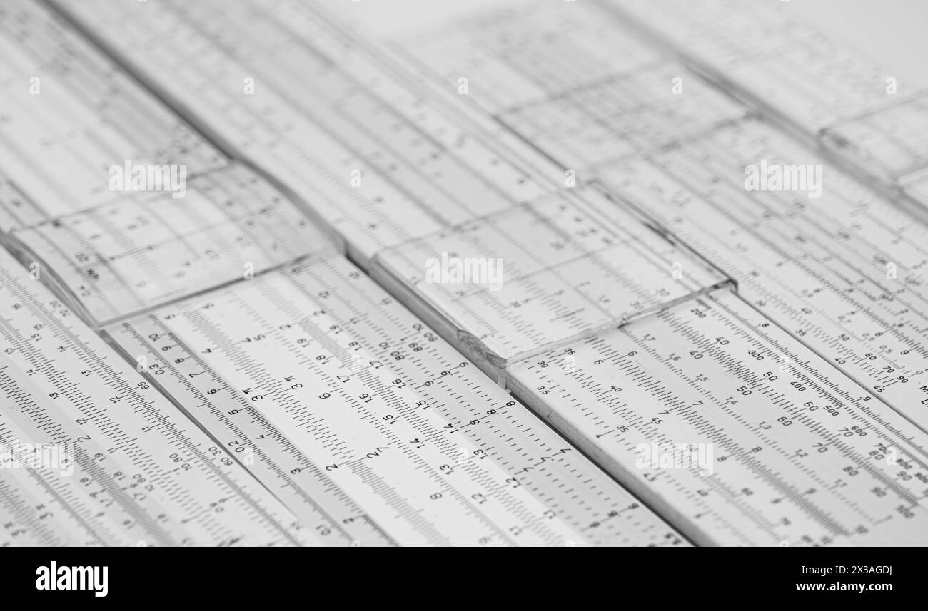 Gruppe alter Gleitstab-Analogrechner für mathematische Berechnungen Stockfoto