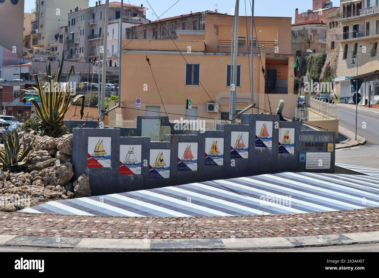 Termoli - Monumento alle Paranze da Via del porto Stockfoto