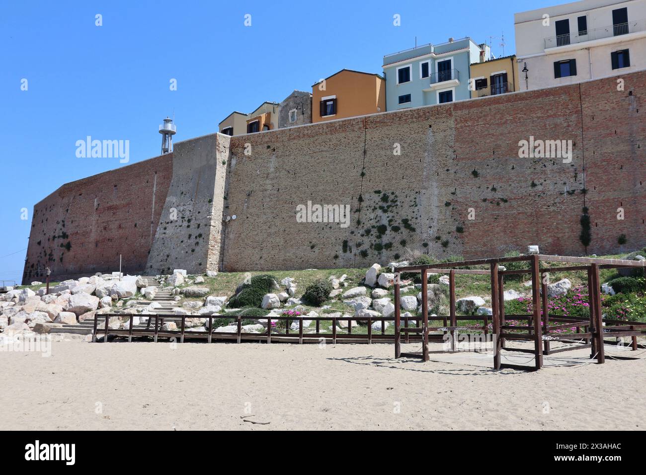 Termoli - Scorcio del borgo antico dalla spiaggia di Cala Sveva Stockfoto