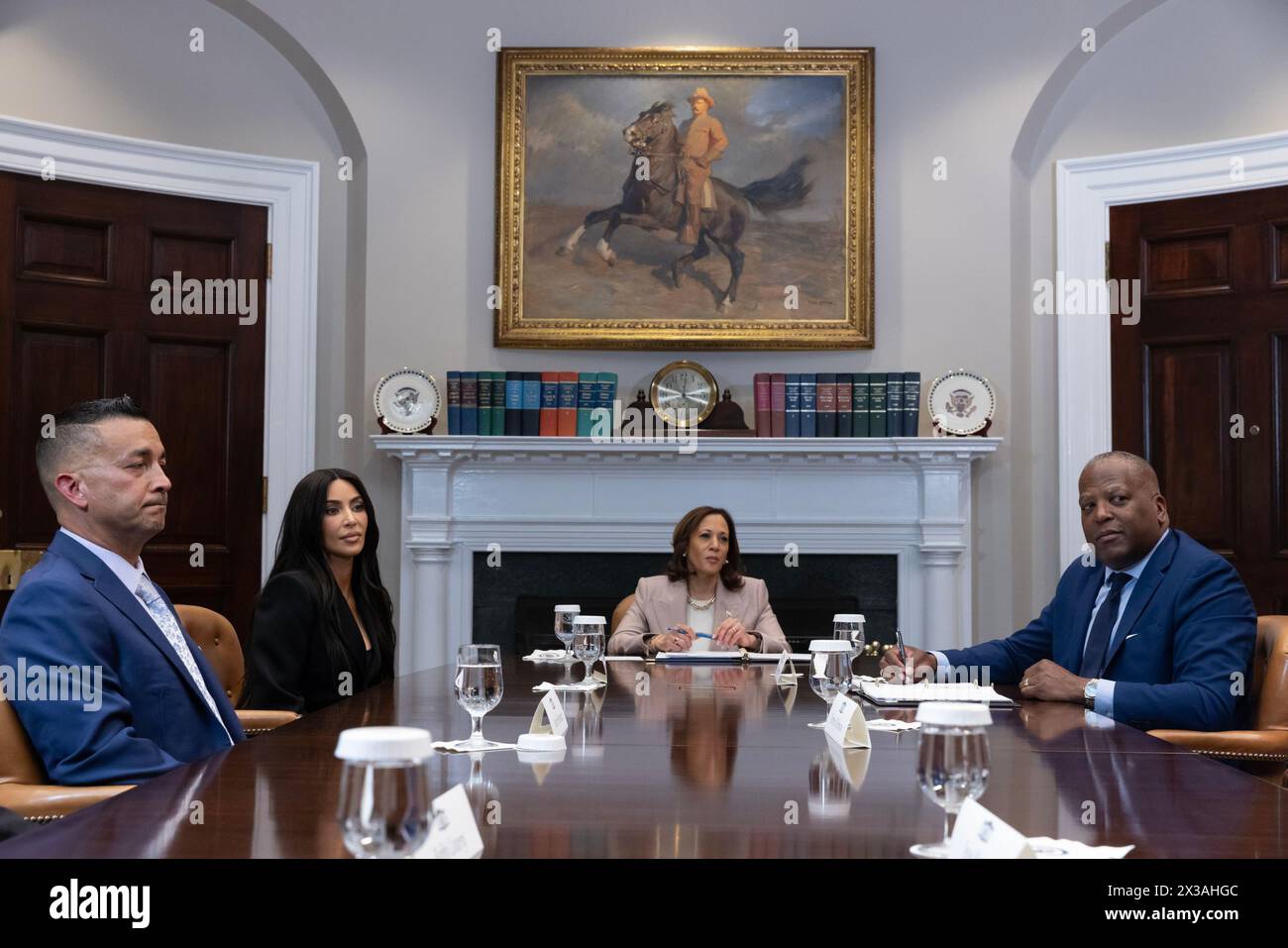 Washington, Usa. April 2024. Vizepräsidentin Kamala Harris (C) hält neben Kim Kardashian (2-L), Jason Hernandez (L) und dem Direktor des Office of Public Engagement Stephen Benjamin (R) bei einer Veranstaltung mit Vizepräsidentin Kamala Harris zum Monat der zweiten Chance am Donnerstag im Roosevelt Room des Weißen Hauses in Washington D.C. April 2024. Foto: Michael Reynolds/UPI Credit: UPI/Alamy Live News Stockfoto