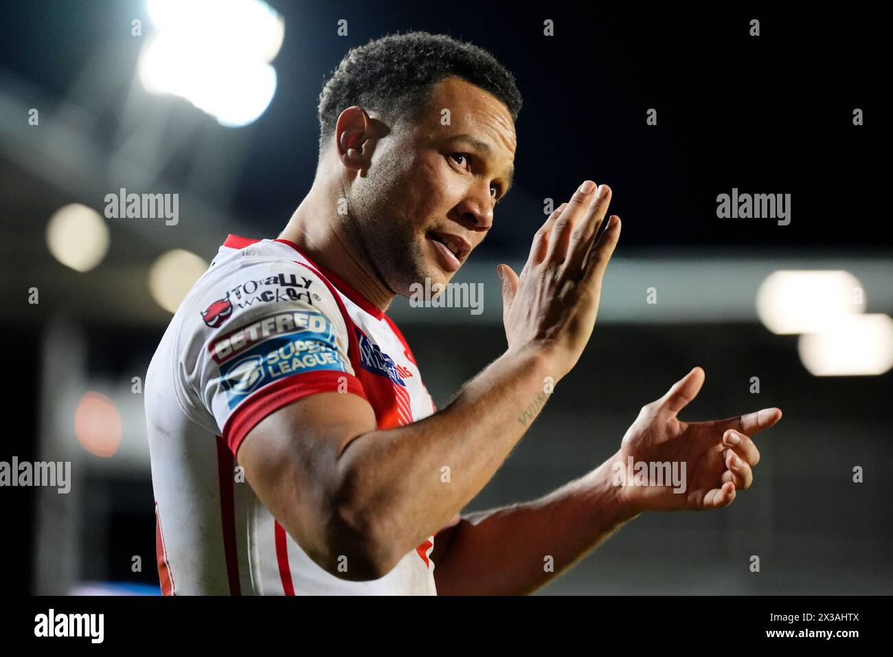 St. Helens' Moses Mbye feiert nach dem Spiel der Betfred Super League im Totally Wicked Stadium, St. Helens. Bilddatum: Donnerstag, 25. April 2024. Stockfoto