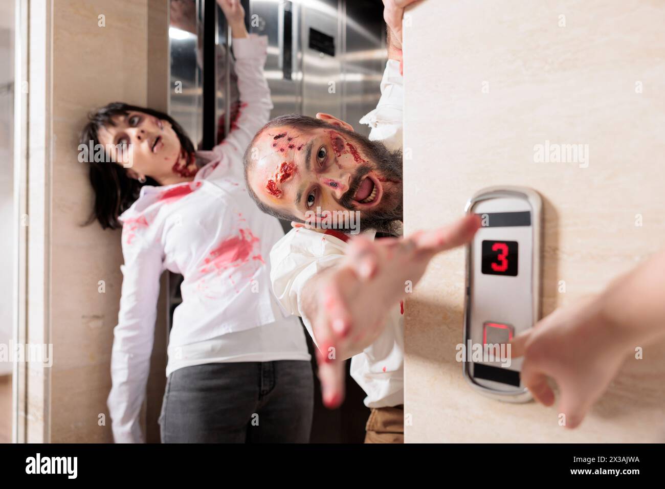 Schauspieler, die Zombies in der Horrorfilmszene spielen, kommen aus dem Aufzug, um Mitarbeiter zu infizieren. Mann und Frau mit untoter Kreatur im Katastrophenfilm, die die Rolltreppe verlassen, um Menschen zu töten Stockfoto
