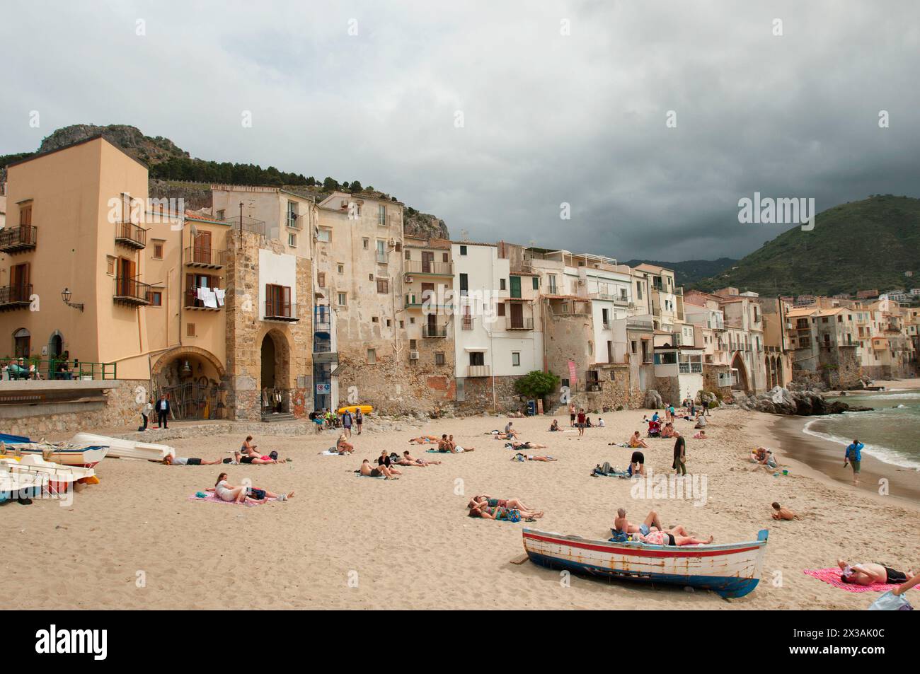 Der wunderschöne Strand von Cefalù, sizilien, unter einem dramatischen Frühlingshimmel Stockfoto