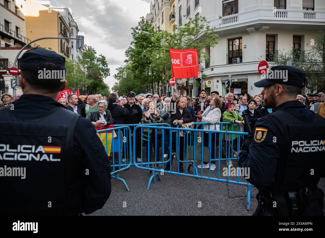 Madrid, Spanien, 25.04.2024, PSOE-Anhänger während eines Treffens vor dem Parteihauptquartier. PSOE-Anhänger haben sich versammelt, um ihre Unterstützung gegenüber Präsident Pedro Sanchez zu demonstrieren, der, nachdem er wusste, dass ein Richter eine Beschwerde der Manos Limpias union zugegeben und ein Verfahren gegen seine Frau (Begoña Gomez) wegen eines mutmaßlichen Verbrechens der Einflussnahme eröffnet hatte, der Präsident richtete ein Schreiben an die Bürger, in dem er ankündigte, dass er sich einige Tage Zeit nehmen werde, um über seine Zukunft nachzudenken und zu entscheiden, ob er die spanische Regierung weiterhin führen oder zurücktreten sollte. Stockfoto