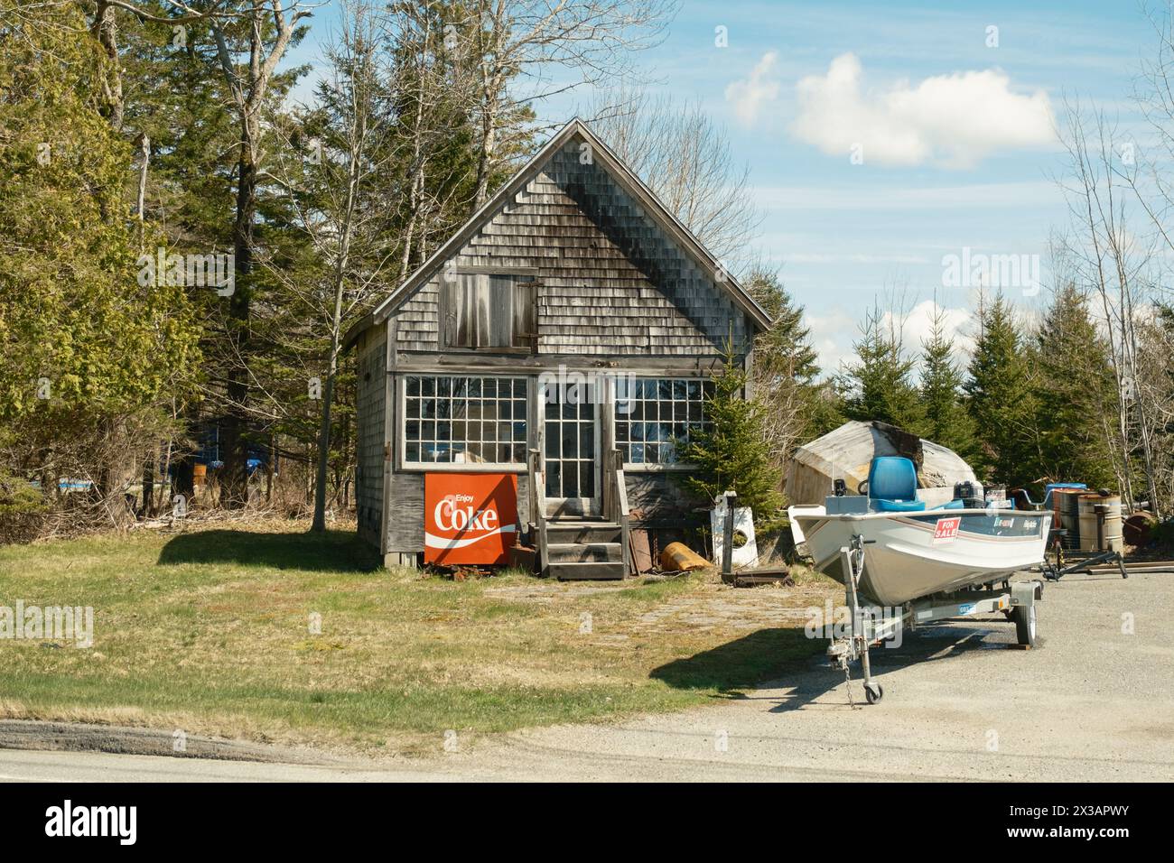 Altes Haus und Boot in Harrington, Maine Stockfoto