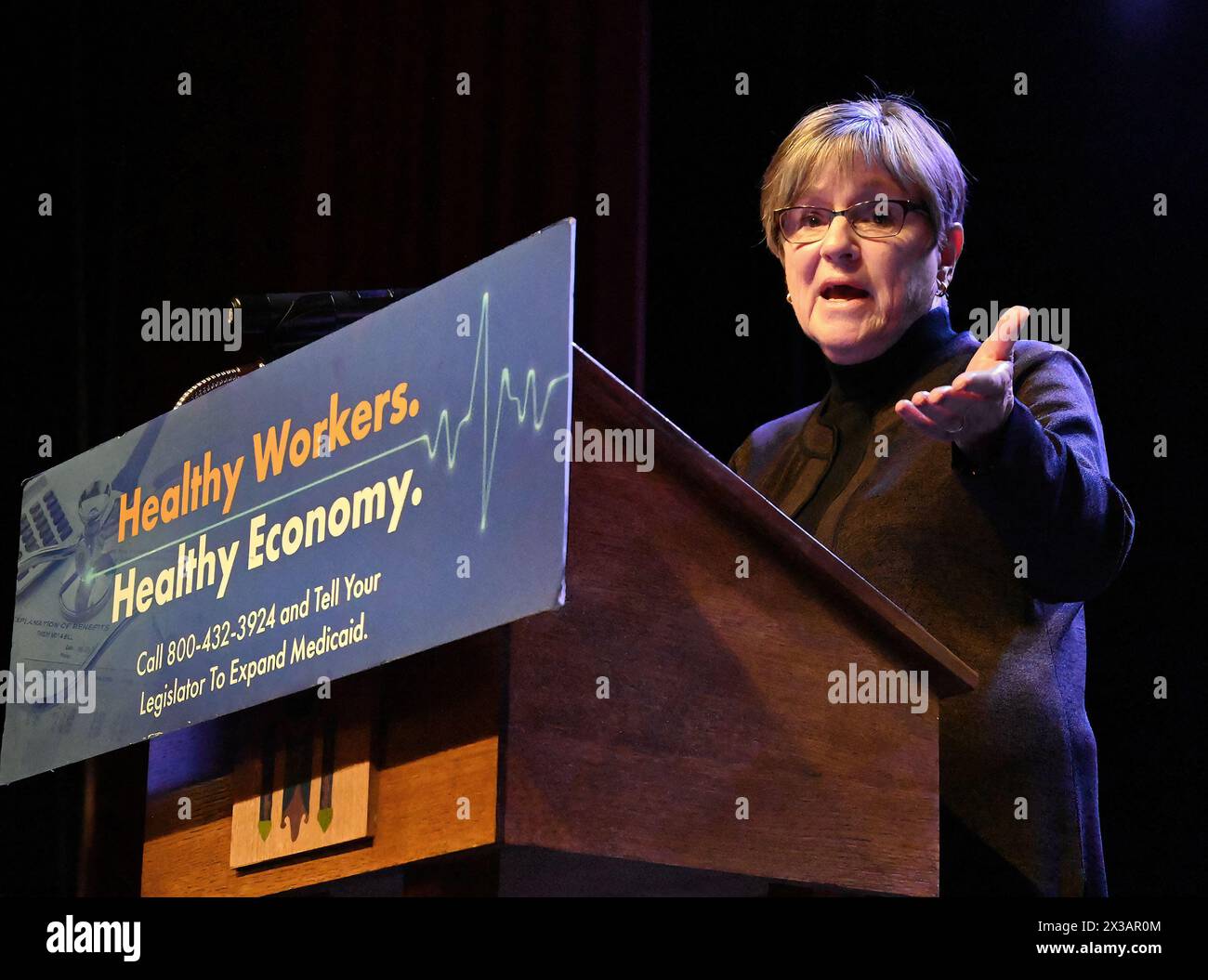 EMPORIA, KANSAS – 25. APRIL 2024 Gouverneurin von Kansas Laura Kelly (D) sprach mit Stadtführern und lokalen Wählern von der Bühne im historischen Granada Theatre während ihres letzten Stopps ihrer landesweiten Tour, um zu versuchen, während der jährlichen Vetositzung, die jetzt stattfindet, ein medicaid-Expansionsgesetz durch die Kansas Legislative zu bekommen. Stockfoto