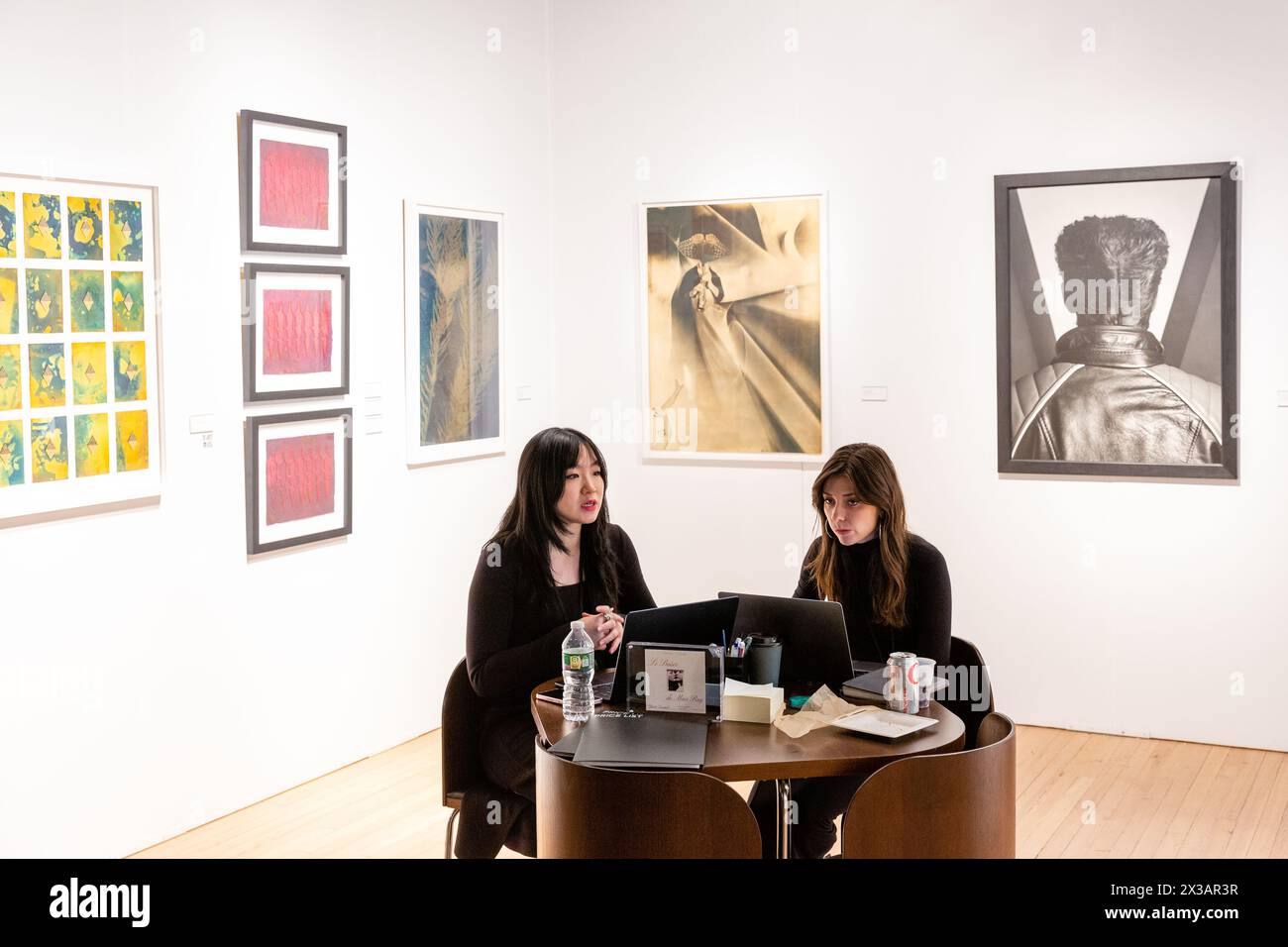 New York, NY, USA. April 2024. Die Association of International Photography Art Dealers (AIPAD) zeigt historische, moderne und zeitgenössische Fotografie in der Park Avenue Armory. Die Bruce Silverstein Gallery. Quelle: Ed Lefkowicz/Alamy Live News Stockfoto