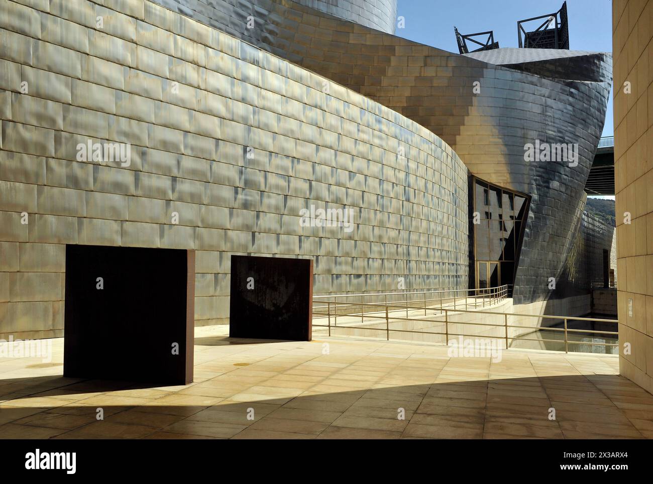 Blick vom Fenster aus mit Blick vom Guggenheim Museum, Bilbao, Frank Gehry, Architektur, Spanien, Europa Stockfoto