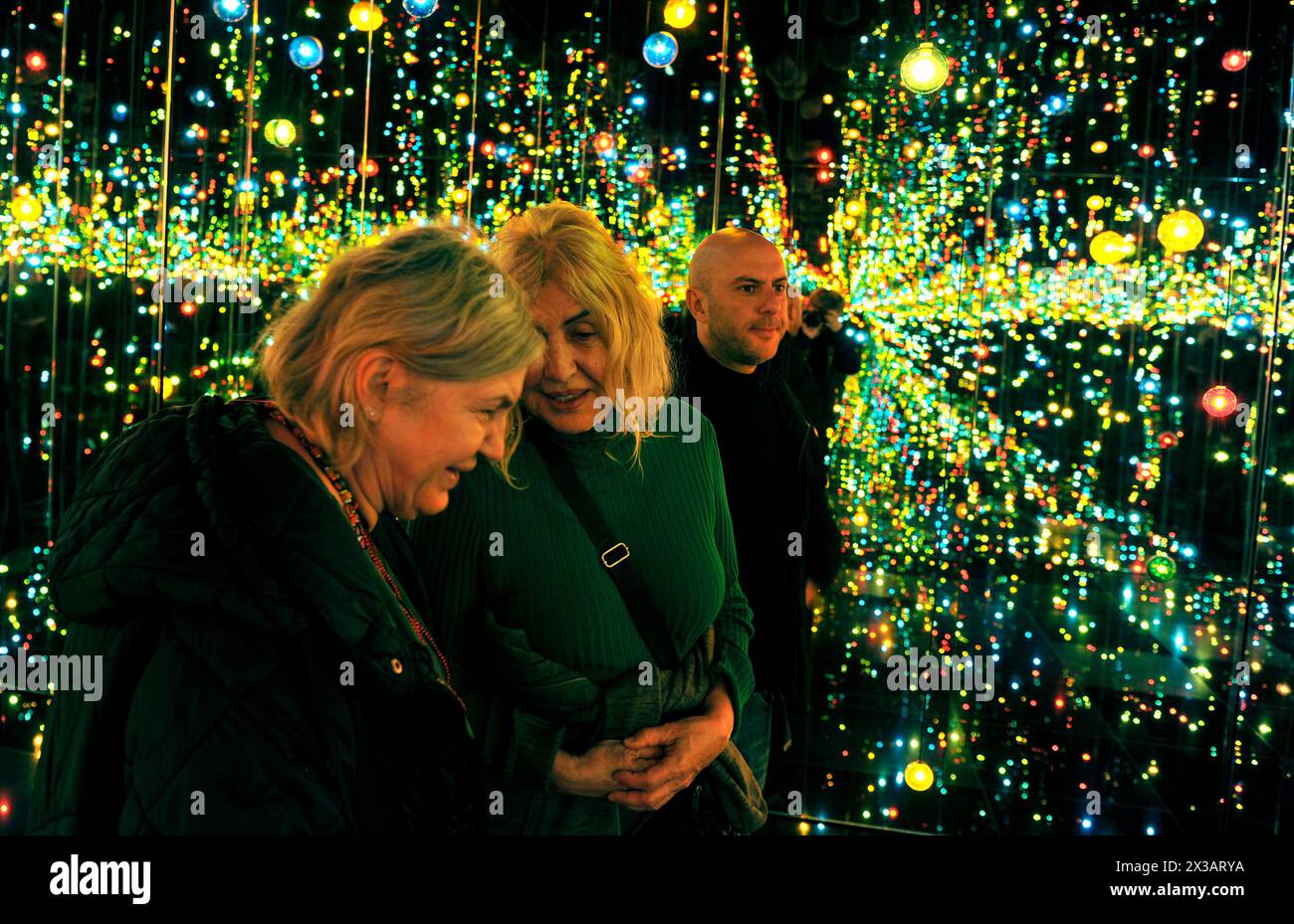 Besucher im Infinity Mirror Room des Künstlers Yayoi Kusama im Guggenheim, Museum, Bilbao, Spanien, Europa Stockfoto