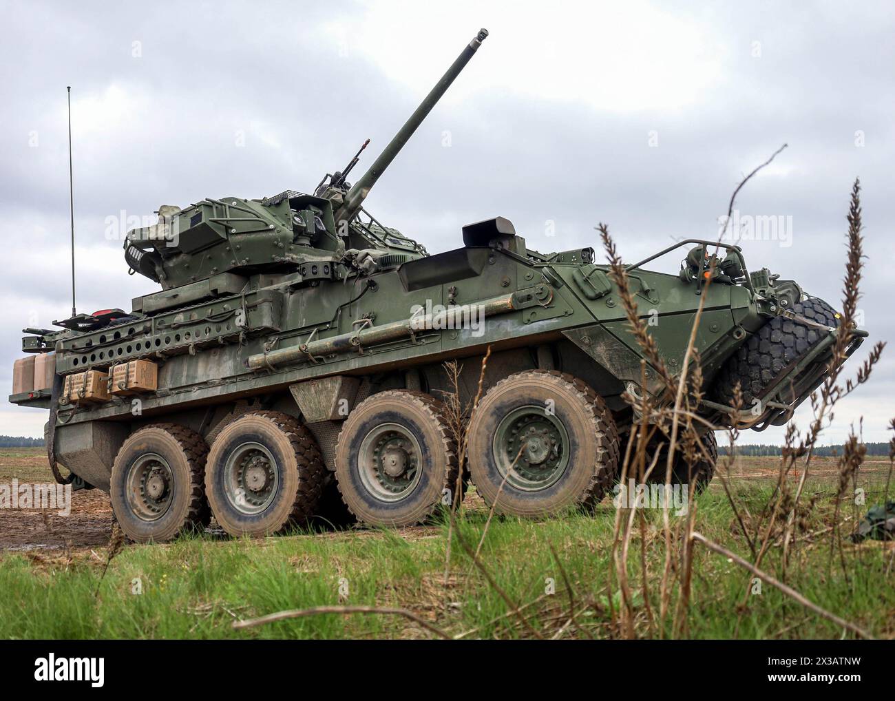 Ein Panzerfahrzeug der US-Armee, Infanterie-Kampffahrzeug, „Stryker“, Teil der 2. Geschwader, 2. Kavallerie-Regiment, bereitet sich darauf vor, während der Übung Saber Strike 24, Pabrade Training Area, Litauen, am 21. April 2024 Antipanzermunition auf ein Ziel abzufeuern. Saber Strike 24 ist die erste in einer Reihe von Übungen im Rahmen von DEFENDER 24. Die Übungen sollen Gegner abschrecken, das Einsatzkommando umgestalten, die Bereitschaft stärken und das NATO-Bündnis stärken. (Foto der US-Armee von SPC. Devin Klecan) Stockfoto