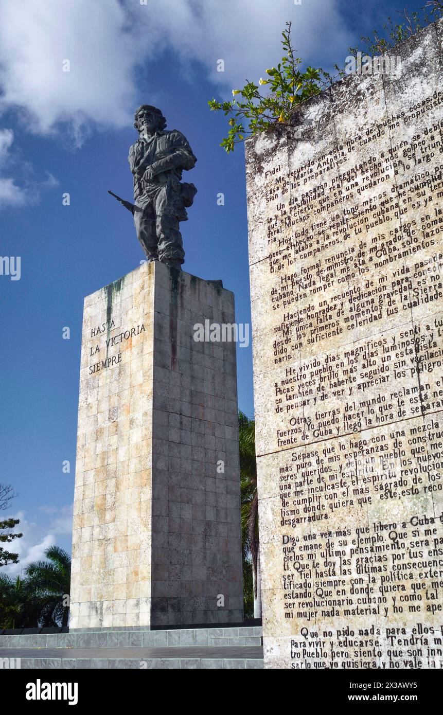 Statue von Che Guevara am Che Guevara Mausoleum, mit Abschiedsbrief an Fidel Castro, in Stein eingeschrieben, im Vordergrund. Santa Clara, Kuba, Nein Stockfoto