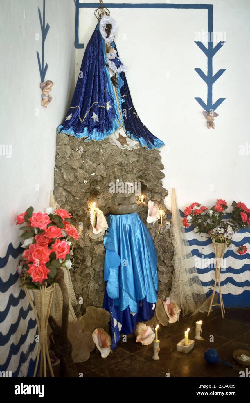 Santeria Alter Schrein im religiösen Haus (oder Casa Templo) in Trinidad, Kuba. November 2011. Stockfoto