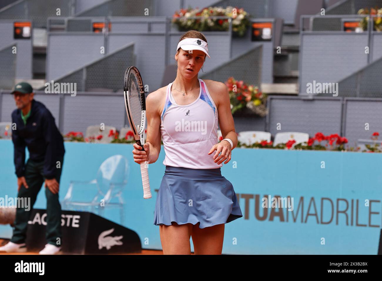 Madrid, Spanien. April 2024. Liudmila Samsonova (RUS) Tennis : Samsonova im Einzelspiel 64 gegen Naomi Osaka bei den WTA 1000 Turnieren Mutua Madrid Open Tennis Turnier bei der Caja Magica in Madrid, Spanien . Quelle: Mutsu Kawamori/AFLO/Alamy Live News Stockfoto