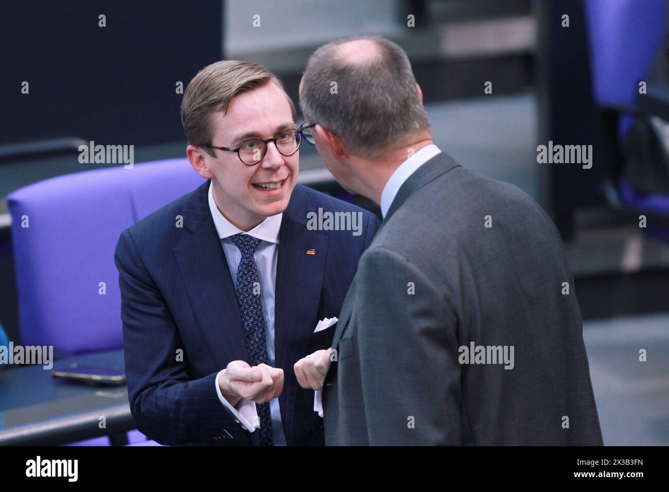 Berlin, Deutschland, 25.04.2024: Deutscher Bundestag: 166. Bundestagssitzung: Philipp Amthor ballt die Faust und Friedrich Merz, beide CDU, im Gespräch *** Berlin, 25 04 2024 Deutscher Bundestag 166 Bundestagssitzung Philipp Amthor ballt die Faust und Friedrich Merz, beide CDU, im Gespräch Copyright: XdtsxNachrichtenagenturx dts 35168 Stockfoto