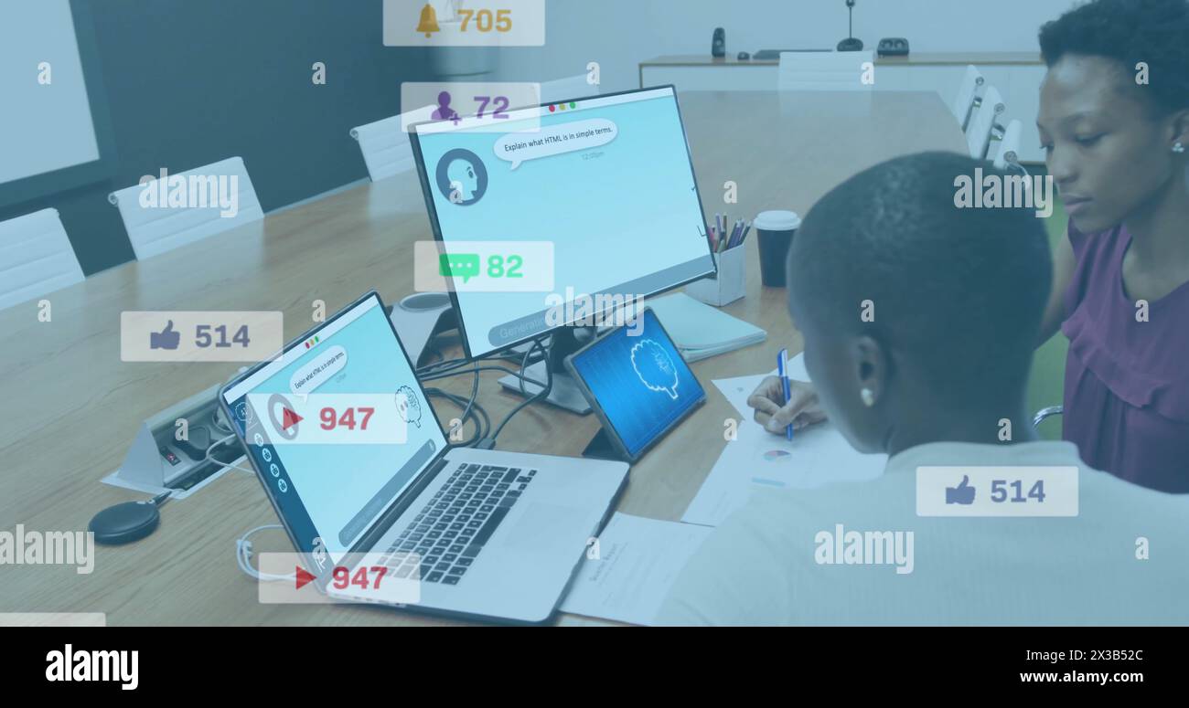 Bild von Benachrichtigungsbalken über verschiedenen weiblichen Ingenieurinnen, die an der KI-Schnittstelle arbeiten Stockfoto