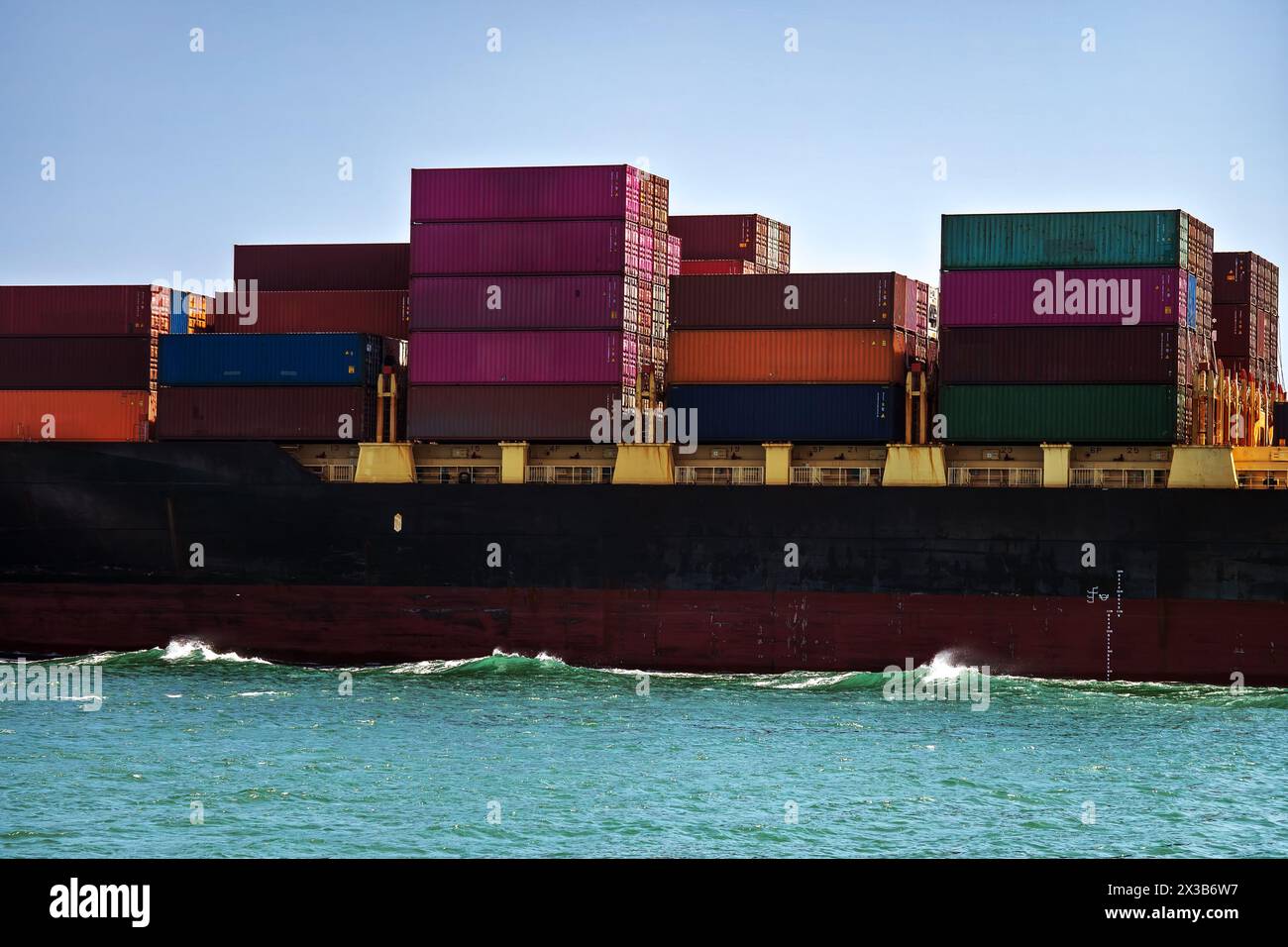 Konzept Globale internationale Logistik und Transport per Frachtschiff und Frachtcontainer auf See und Ozean, Seefrachtschifffahrt durch c Stockfoto