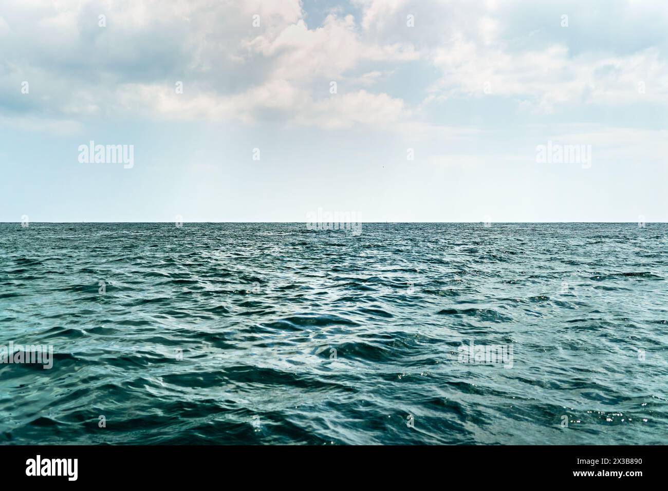 Blaues tropisches Meer mit Wellen. Die Horizontlinie auf dem Meer. Stockfoto