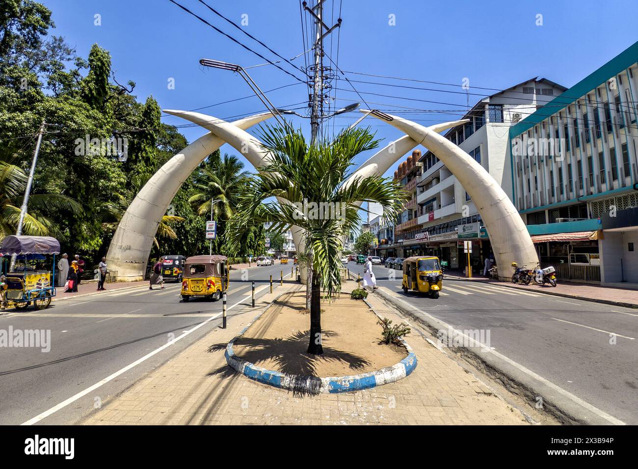 Mombasa, Kenia Afrika. 19.10.2019 symbolische Stoßzähne im Stadtzentrum von Mombasa. Stoßzähne wurden gebaut, um an den Besuch von Königin Elisabeth in der Stadt im Jahr 19 zu erinnern Stockfoto